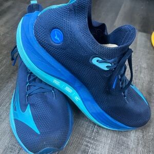 Mizuno Men's 9.5 Neo Vista running shoes